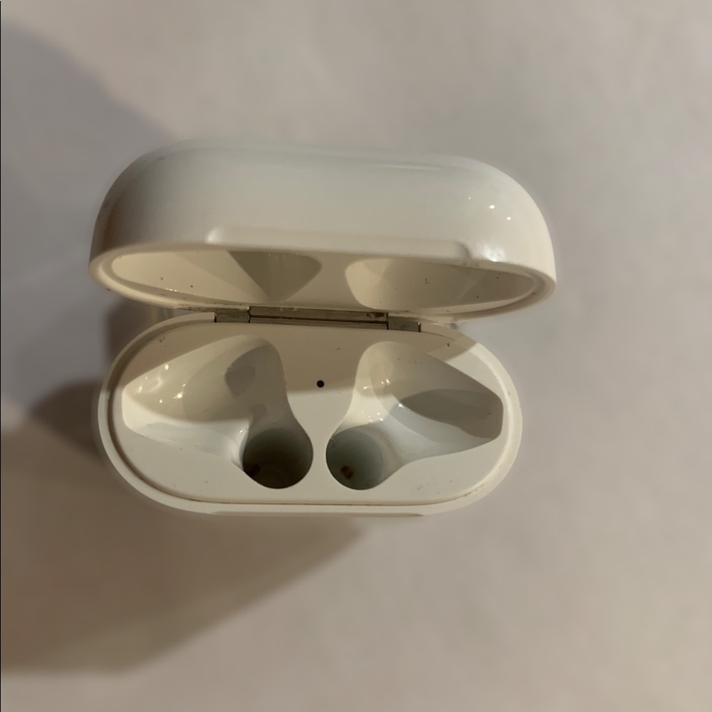 Apple First Generation Charging Case - Picture 2 of 4